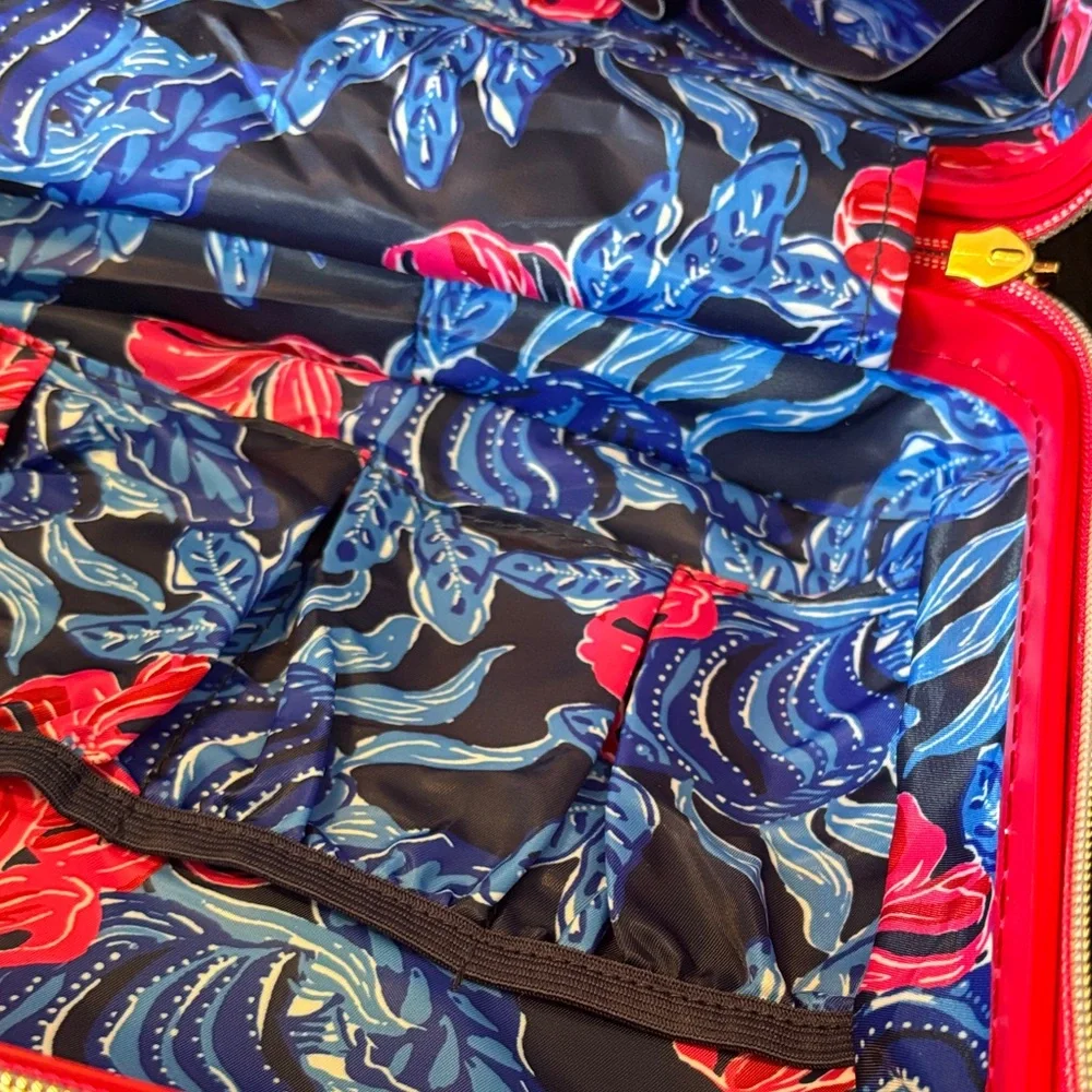 Lilly Pulitzer , in mint condition, newer used - Picture 9 of 11